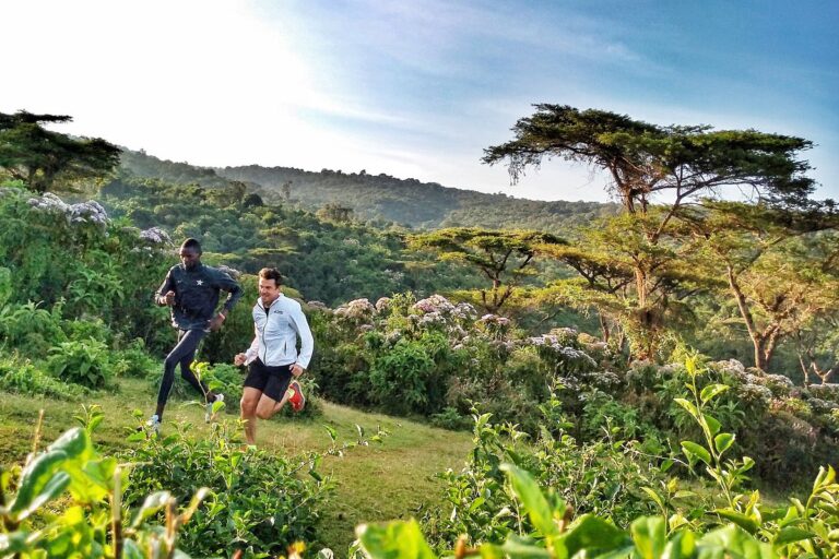 To løpere i fjellterreng i Kapchorwa, Uganda – perfekt sted for halvmaratontrening i høyden.