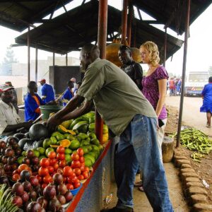 Frukt og grønt på marked i Uganda med Alakara reiser