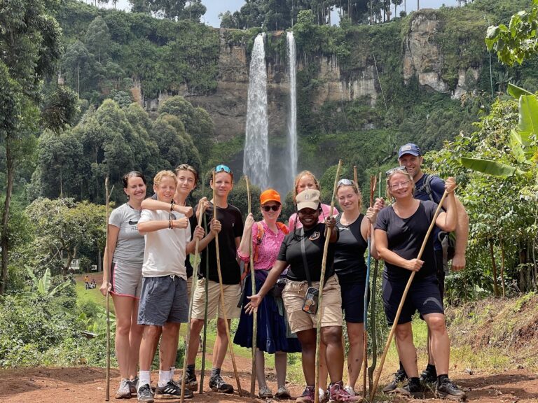 En gruppe reisende ved Sipi Falls, Mount Elgon, Uganda