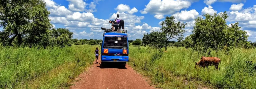 På tur på landsbydga i Uganda med Alakara reiser