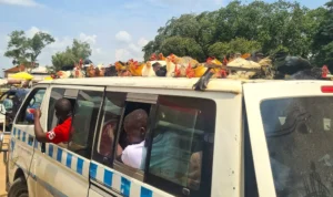 Taxi (minibuss) med høner på taket, på biltur i Uganda